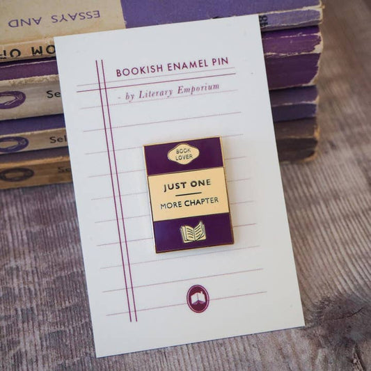 'Just One More Chapter' Book Lover Enamel Pin Badge / Κονκάρδα Βιβλιοφάγου - Diavazo Greek Books