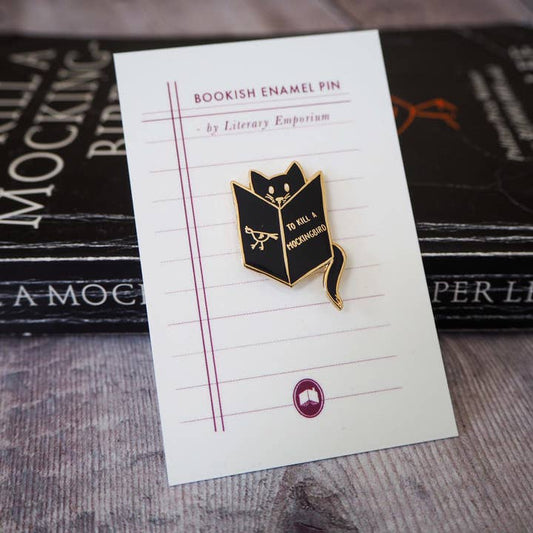 Reading Cat Mockingbird Book Lover Enamel Pin Badge - Black / Κονκάρδα Γάτα 'Όταν Σκοτώνουν τα Κοτσύφια' - Diavazo Greek Books