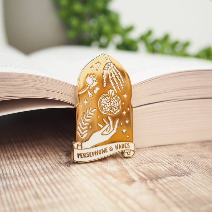 Persephone and Hades Enamel Gold Pin Badge - Greek Mythology Collection / Κονκάρδα Περσεφόνη & Άδης - Diavazo Greek Books