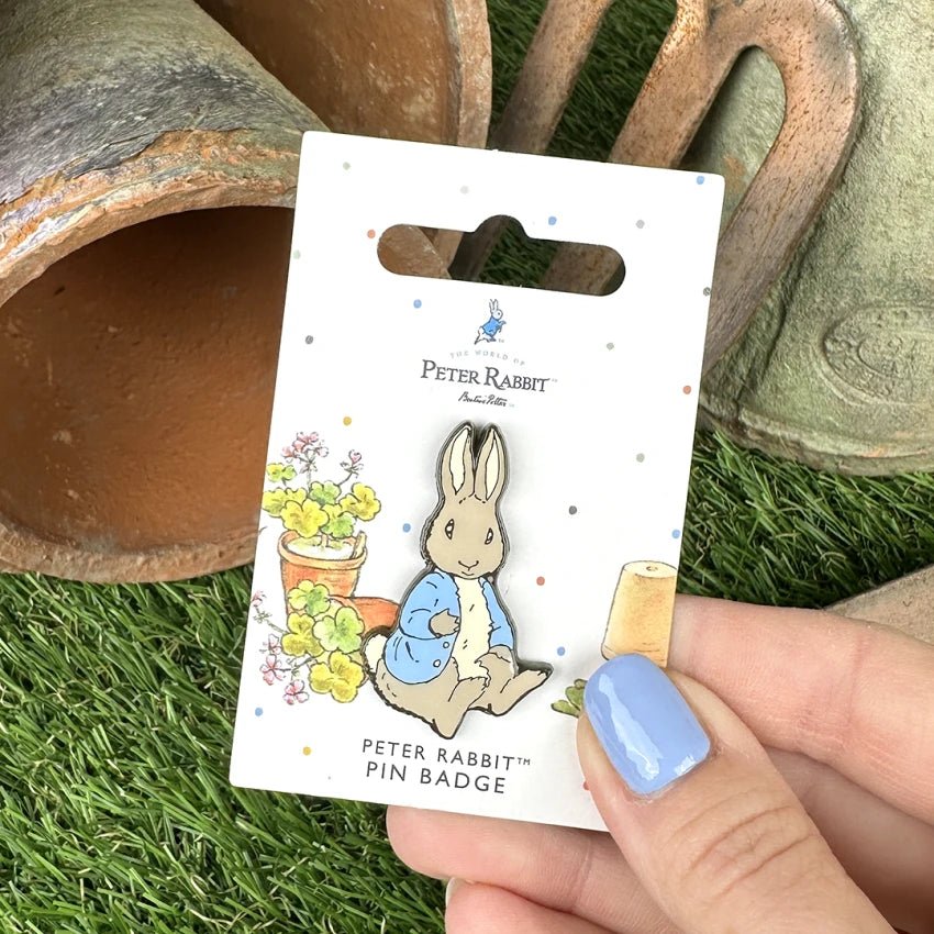 Peter Rabbit Sitting Pin Badge / Κονκάρδα Peter Rabbit - Diavazo Greek Books