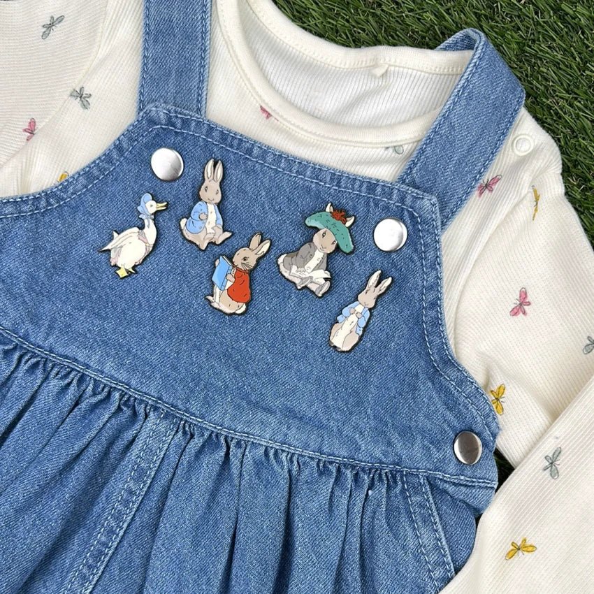Peter Rabbit Sitting Pin Badge / Κονκάρδα Peter Rabbit - Diavazo Greek Books