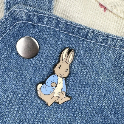 Peter Rabbit Sitting Pin Badge / Κονκάρδα Peter Rabbit - Diavazo Greek Books