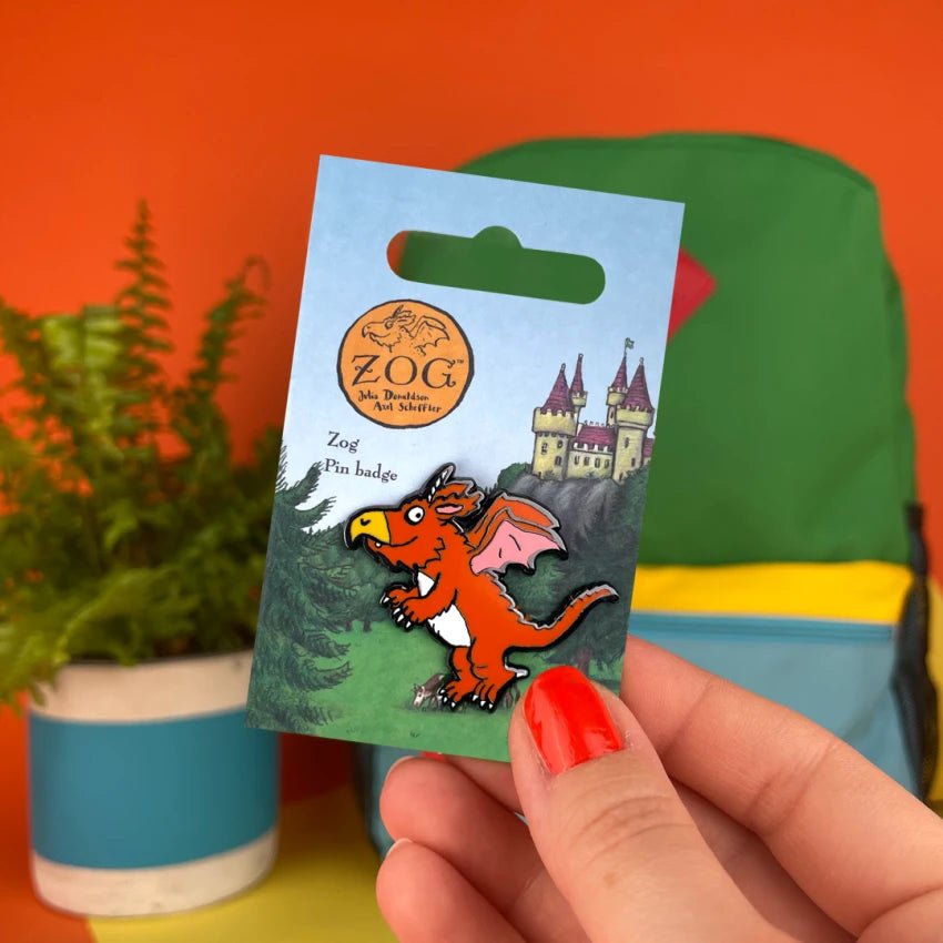Zog Flying Left Pin Badge / Κονκάρδα Ιπτάμενος Ζογκ - Diavazo Greek Books